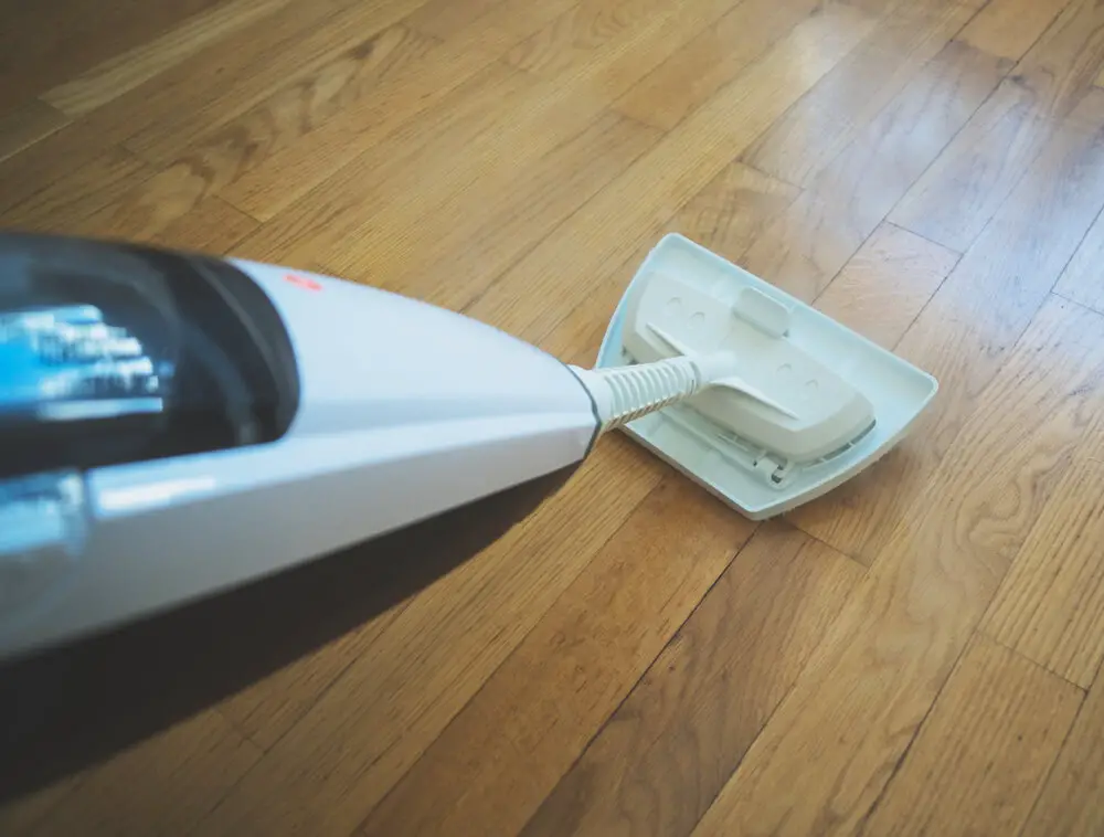Cleaning the floor with a dry steam cleaner